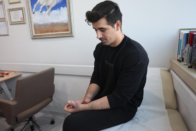 <p>2 parmağı kopan Enes Çelik, tedavi için Medicana Konya Hastanesine başvurdu. </p>