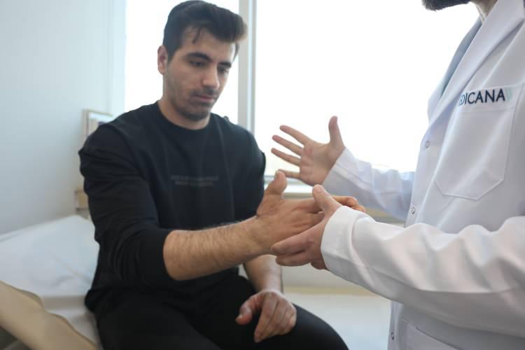 <p>Hastanenin Ortopedi ve Travmatoloji Bölümünden Operatör Doktor Harun Kütahya, Enes Çelik'e, ayaktan ele parmak naklini tavsiye etti. Ameliyatı kabul eden Çelik'e nakil yapıldı.</p>