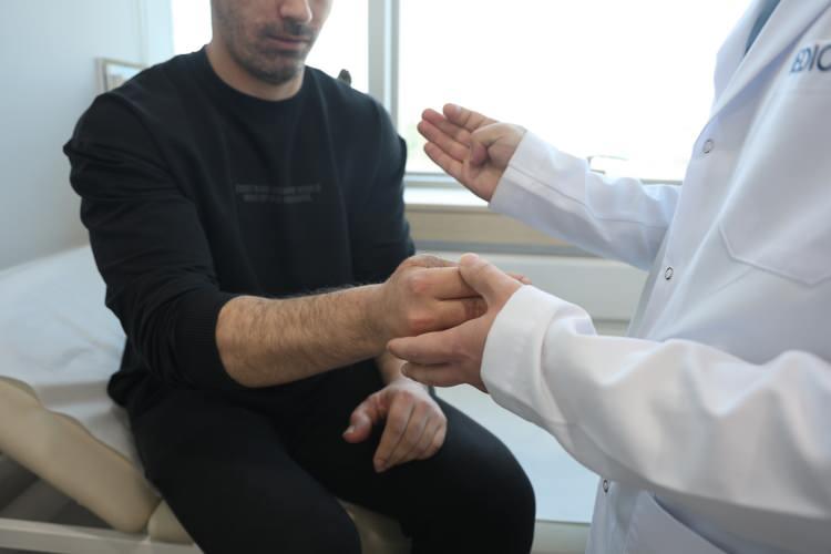 <p><strong>“Ben bu kadar toplanacağını tahmin etmiyordum”</strong></p>
<p>Parmaklarına 350 tonluk pres düşerek iki el baş parmağını kaybeden Enes Çelik, <strong>“Geçtiğimiz Eylül ayında iş kazası geçirdim. Her iki elimin başparmağına 350 tonluk pres düştü. Dibinden kopmuştu, umudum yoktu. İlk ameliyattan sonra bu operasyonu söylediler. Ben de kabul ederek nakil oldum. Olmaz diye düşünürken eskisi gibi her şeyi kendim yapabiliyorum. Bir ağrım falan yok, ağırlık kaldırabiliyorum, yazı yazabiliyorum. Şuan her şey kontrol altında. Her şeye rağmen umudunuzu yitirmeyin. İyi bir hocayla normale dönebilir. Ben memnumum halimden, bu kadar toplanacağını tahmin etmiyordum. Ben daha kötüsünü bekliyordum açıkçası ama şuan her istediğimi yapabiliyorum” </strong>dedi.</p>