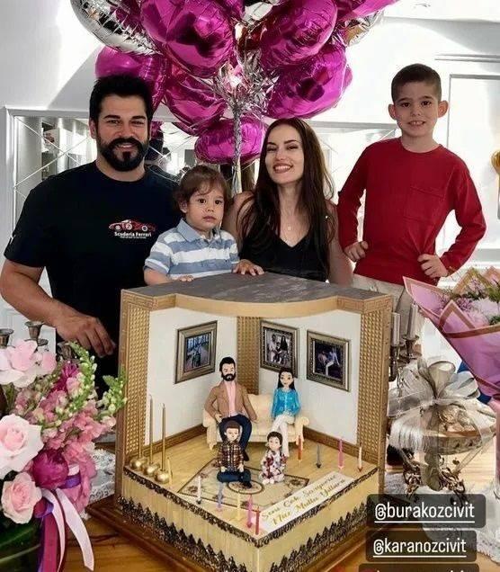 <p><strong>Ünlü oyuncunun ailesiyle birlikte yaptığı kutlamada ailecek verdiği pozdan yaptırdığı pasta takipçilerinden ilgi gördü.</strong></p>
<p> </p>
