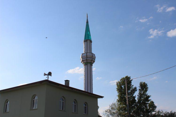 <p>Sivas’ın Gemerek ilçesine bağlı Eskiçubuk köyüne 1986 yılında bir cami yaptırıldı. Camiye, maddi imkânsızlıklar nedeniyle minare yapılamadı. 38 yıldır minaresi olmayan camiye minare sonradan yapılmak istendi. </p>
