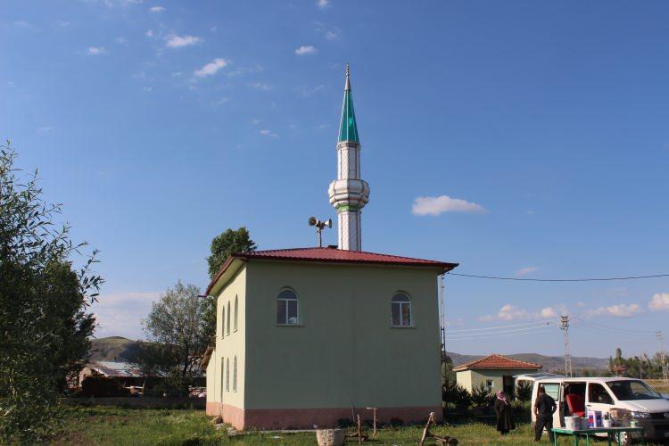 <p>Minareyi köy sakinlerinin bir araya gelerek yaptırmak istediği ancak anlaşmazlık çıktığını ifade eden Bilal Koç, “Komşularla anlaşmazlık oldu, biz de araya girdik. Caminin minaresini yaptırmaya vesile olduk. 1986 yılından bu yana camide minare yoktu. Hanım ile anlaştık, ve yaptık” dedi.</p>
