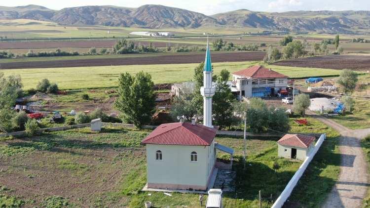 <div><strong>“DIŞARIDAN BAKILDIĞINDA EVİ ANDIRIYORDU”</strong></div>

<div> </div>

<div>Çocukluğu Eskiçubuk köyünde geçen Ayfer Koç ise, “Cami yapılmıştı ama minaresi yoktu. Biz gelip giderken üzülüyorduk. Karı-koca karar verdik, sürpriz olmasını istedik. Dışarıdan bakıldığında orası bir ev gibiydi. Cami olduğu belli değildi. Şimdi iyi oldu hiç değilse bir minaresi var artık” ifadelerine yer verdi.</div>
