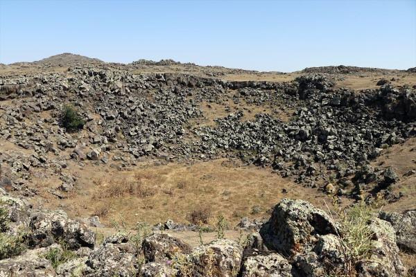 <p>Türkiye’nin en büyük milli parkı olan Ağrı Dağı Milli Parkı’nın yüksek kesimli bölgelerinin, doğa turizmine tamamen açılması amaçlanıyor.</p>

<p>Bu kapsamda 2 bin 500 rakımdaki Korhan Meteor Çukuru'nun bilinirliğinin sağlanması için Valilik çalışma başlattı.</p>
