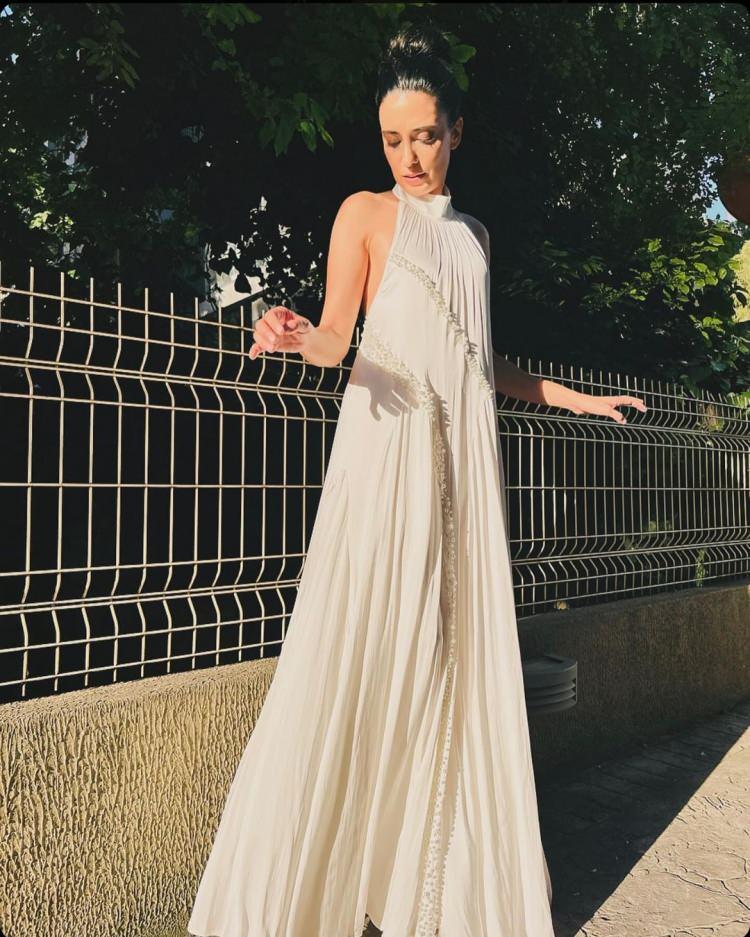 <p><em><strong>CEREN KARAKOÇ</strong></em></p>

<p> </p>

<p><span style="color:#006400"><strong>NU markasına ait salaş elbisesini AZURA JEWELRY markasına ait aksesuarlar ile tamamlayan Ceren Karakoç, görünümünü beyaz topuklu sandaletleri ile tamamladı. </strong></span></p>
