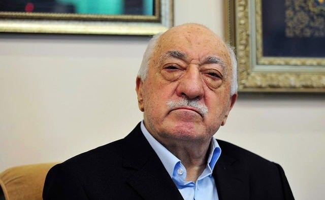 <p>FETÖ elebaşının bitkin olduğu dikkatlerden kaçmazken, yayınlanan fotoğraf Gülen'in hastalığının ilerlediği iddialarını da güçlendirdi. </p>
