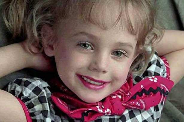 <p><strong>JonBenet Ramsey kafasına aldığı darbe sonucu kafatası kırılmış ve boğulmuştu; boynuna bağlı bir iple bulundu. Otopsi raporunda JonBenét'in resmi ölüm nedeninin " kranyoserebral travmaya bağlı boğulma nedeniyle asfiksi " olduğu belirtildi.</strong></p>

<p> </p>
