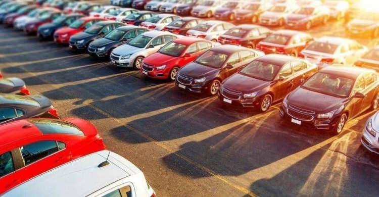 <p>Gerek durağan seyreden kur, gerek satış hacminin düşmesi gerekse de yatırım araçlarının getirilerinin artması otomobile olan talebi bir miktar kıstı. Ticaret Bakanlığı'nın sıfır ve ikinci el otomobil ticaretine yönelik attığı adımlar da meyvelerini verdi.</p>
<p> </p>
