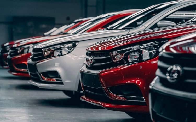 <p><span style="color:#B22222"><strong>OTOMOBİLLERDE NELER STANDART GÜVENLİK DONANIMI OLACAK?</strong></span> <br />
<br />
<br />
Acil durum frenleme asistanı, sürücü yorgunluk algılama sistemi, alkol kilidi hazırlığı, kaza veri kaydedicisi, ani frende otomatik yanan flaşörler, önden çarpmada yaya koruması için ‘safety glass’ özellikli ön cam, Akıllı hız yardımı, yolun hız limitine göre geri bildirim veren bir hız sabitleme sistemi, şerit takip asistanı, geri görüş kamerası veya arka park mesafe sensörü zorunlu olacak.</p>
<p> </p>