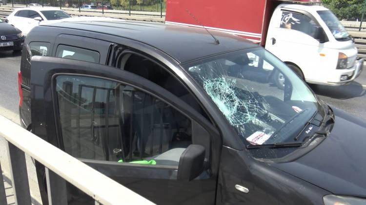 <p>Bağırmaya başlayan sürücü, elindeki sopayla otomobilin ön camına vurmaya başladı. </p>