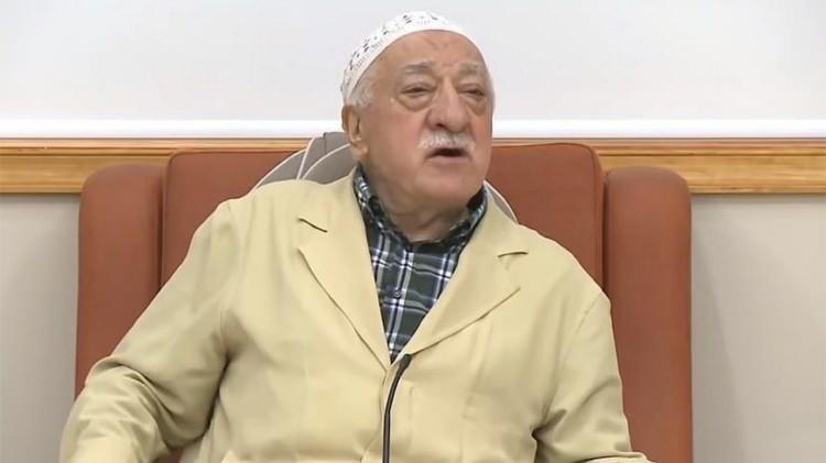 <p>Örgütün bir sitesinde yayınlanan fotoğrafta, Gülen'in bir sandalyede oturduğu ve üzerinde bir battaniye olduğu görüldü. </p>
