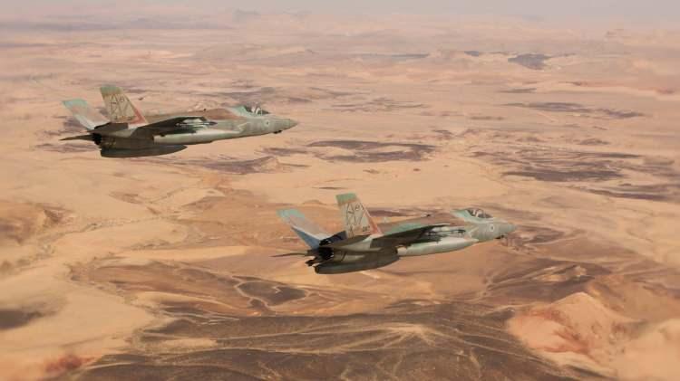 <p>F-35 hayalet modunda mühimmatlarını iç bölmesinde taşıyor ancak bu özellikten vazgeçilerek kanatlara takılan silah bölmeleriyle kapasitesi 8 bin 100 kilograma kadar artırılabiliyor.</p>
