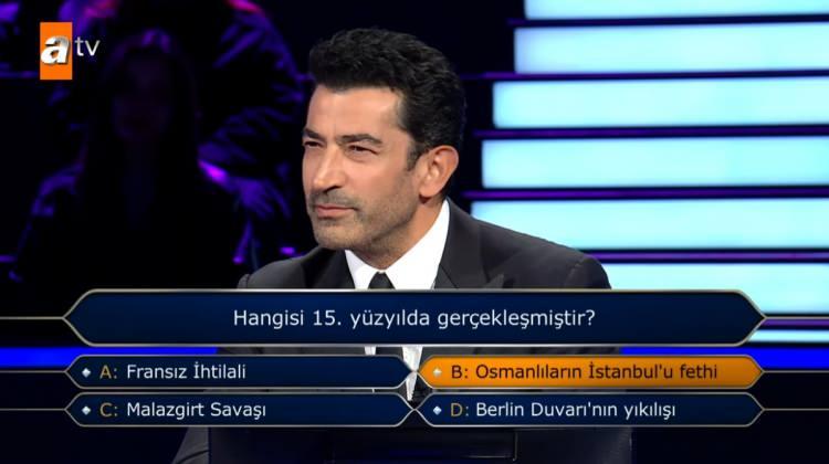 <p>Kenan İmirzalıoğlu, <em><strong>"Sanki eskiyi hatırlamaya çalışan babaanne gibisin. İstanbul ne zaman fethedildi, bilmiyor musun?"</strong></em> şeklinde esprili bir karşılık verdi.</p>
