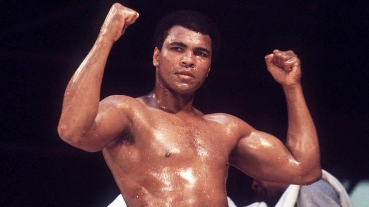 <p>Profesyonel döneminde yaptığı 61 maçta sadece 5 kez yenilen, olimpiyat ve dünya şampiyonu olan Muhammed Ali, 37'si nakavt olmak üzere 56 maçını kazandı.</p>
