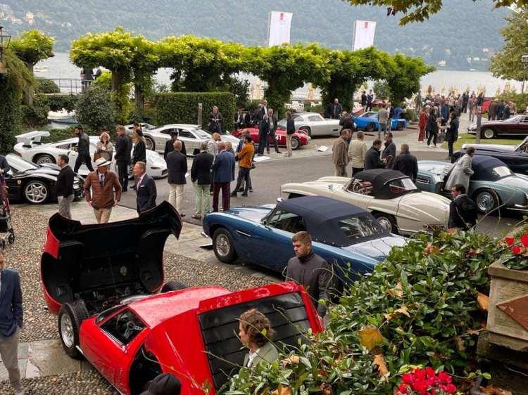 <p>Como gölünün en güzel konumuna ve minik dalgalarında ahşap teknelerin dans ettiği manzarasına sahip tarihi Grand Hotel of Cernobbio'nun çevresindeki park, dünyanın dört bir yanından, 52 antika ve benzersiz klasik otomobili görmeye gelen davetli hautevolée ve koleksiyonerleri ağırladı. </p>