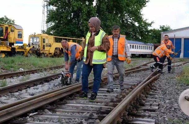 <p>Ankara'da yaşan 35 yaşındaki kadın, evli ve 1 çocuk annesi. Genç kadın, TCDD Ankara Marşandiz Demiryolu Bakım Müdürlüğü'nde 2022 yılında göreve başladı.</p>
