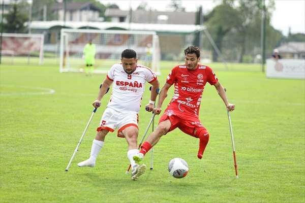 <p>Fransa'nın Haute-Savoie kentinde düzenlenen Avrupa Şampiyonası’nda Türk Telekom’un ana sponsoru olduğu Ampute Futbol Milli Takımı, finalde Camille Fournier Stadyumu’nda İspanya ile karşı karşıya geldi.</p>
