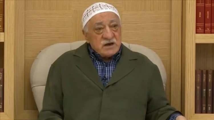 <p><strong>"ÖLMEDİ AMA GERÇEKTEN ÇOK HASTA"</strong></p>

<p>Gülen'in son durumuna ilişkin açıklamalarda bulunan örgüt içerisinde ifşalara başlayan yeğeni Ebuseleme Gülen, <strong>"Ölmedi ama gerçekten çok hasta ve özel ilgiye muhtaç durumda şu an. Onu kaçıranların amacı, kalan hakkın, yönetim hakkının kendilerinde kalması. Davanın sahipleriymiş havası estirmek için alıp götürdüler. Benim babama bile göstermiyorlar, öz kardeşine" </strong>ifadelerini kullanmıştı.</p>
