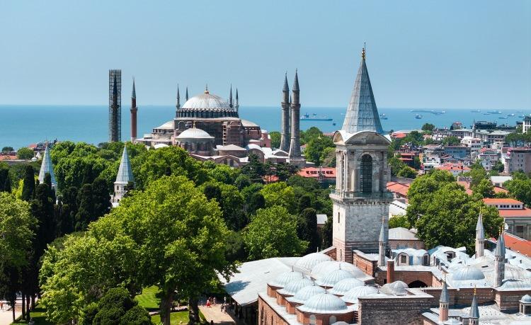 <p>Cariyeler ve Kadınefendiler Taşlığı'nda bulunan ve restorasyonları tamamlanma aşamasına gelen diğer bölümlerin de bu yıl ziyarete açılması planlanıyor.</p>
