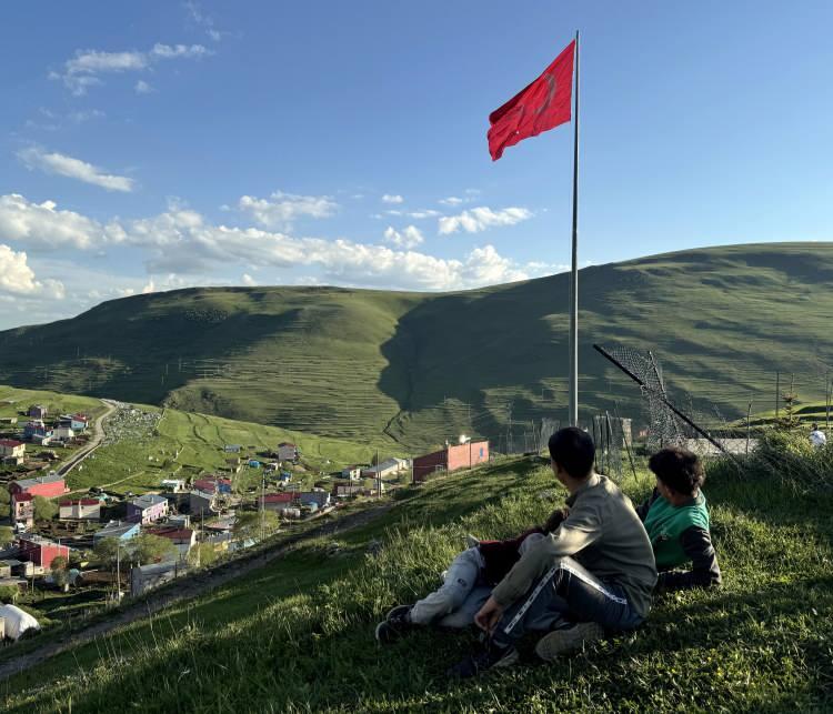 <p>Soner Doğan, AA muhabirine, İstanbul'dan Atatürk silüetini izlemek için geldiğini ve fırsat buldukça yine geleceğini belirterek, "Bu doğa olayını gerçekten izlemek lazım. Herkese tavsiye ediyorum. Bizzat izlemek çok etkili oluyor." dedi.</p>
