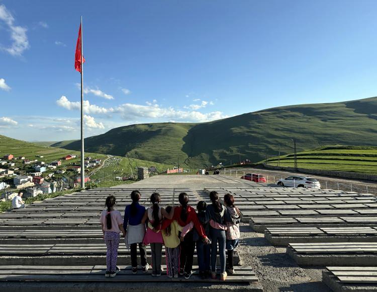 <p>Silüetin oluşumunu izlemeye ailesiyle gelen 12 yaşındaki Gökçe Karagül ise gölgenin oluşmasını ilk kez izlediğini belirtti.</p>
