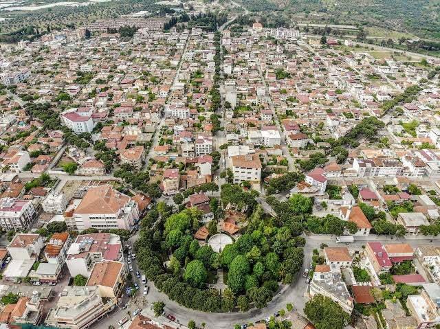 <p>Yunan işgali ve büyük yangınlar sonrasında yıkıma uğrayan Atça, Türkiye Cumhuriyeti’nin kuruluşuyla birlikte yeniden inşa edilmiş ve bu süreçte Türkiye’nin ilk modern şehircilik anlayışıyla tanışmıştır.</p>
