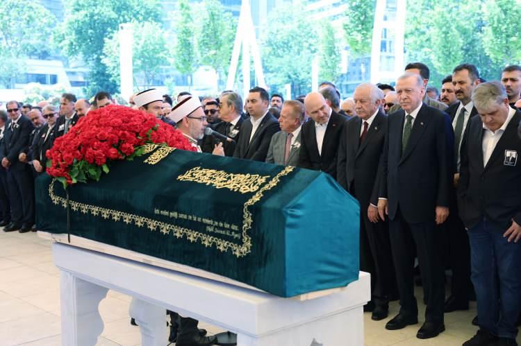 <div>Cumhurbaşkanı Recep Tayyip Erdoğan, önceki gün vefat eden eski başbakan Tansu Çiller’in eşi Özer Uçuran Çiller’in için Levent’te bulunan Barbaros Hayrettin Paşa Camii’nde düzenlenen cenaze törenine katıldı.</div>

<div> </div>
