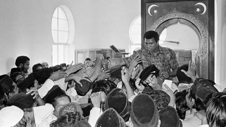 <p>Siyahilerin birçok temel haktan mahrum olduğu 1960'ların ABD'sinde aynı zamanda Müslüman da olan Muhammed Ali, ABD hükümeti tarafından 1966'da acil koduyla Vietnam Savaşı'na çağrıldı.</p>
