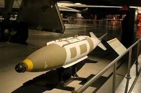 <p><span style="color:#B22222"><strong>GBU-31 - GBU-32</strong></span></p>

<p> </p>

<p>GBU-31, 907 kilogramlık MK-84 bombasına "Müşterek Doğrudan Saldırı Mühimmatı (JDAM)" kiti eklenmesiyle güdümü hale getirilmiş bir sığınak delici bomba ve GPS güdümlü olarak biliniyor. Amerikan McDonnell Douglas üretimi olan bomba 3,8 metre uzunluğunda.</p>

<p> </p>

<p>JDAM ile ağırlığı 925 kilograma kadar çıkabilen GBU-31, BLU-109 sığınak delici bombalarla da kullanılabiliyor. İsrail'in Gazze'ye yönelik son saldırılarında yüzlerce GBU-31 attığı değerlendiriliyor.</p>

<p> </p>

<p>GBU-32, GBU-31'le benzer özellikler taşıyor ancak MK-83 bombasıyla kullanılıyor. Ağırlığı JDAM kitle 460,5 kilogram olan bomba 3,03 metre uzunluğunda olup GPS güdümlü.</p>
