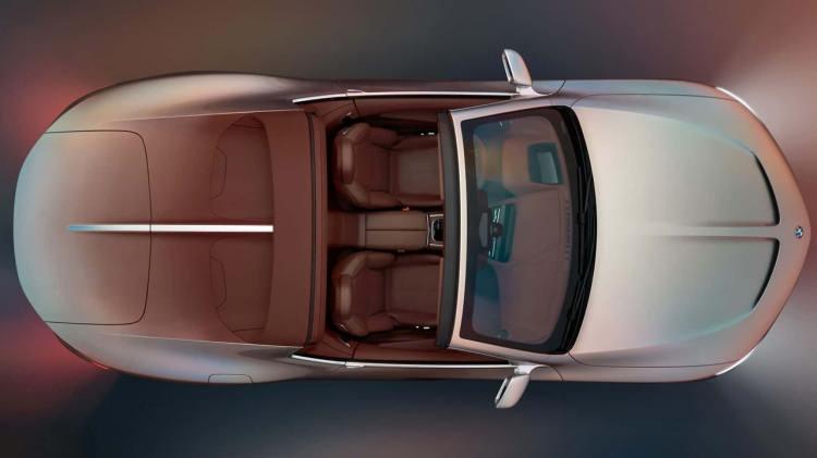 <p>BMW Dingolfing fabrikasındaki geleneksel saraçlığında üretilmiş çekici bir kiremit rengi tonundaki koltuklar ve brogue tarzı vurguları, gösterge paneli ve orta konsoldaki kristal detaylar, sürücü yanındakine uzun yol sürüşlerinde yüksek lüks içinde olduklarını her an hatırlatacak.</p>
<p> </p>