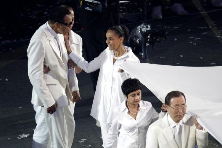 <p>27 Temmuz 2012 tarihinde ise Londra'da, 2012 Yaz Olimpiyatları açılış töreninde olimpiyat bayrağını taşıdı.</p>