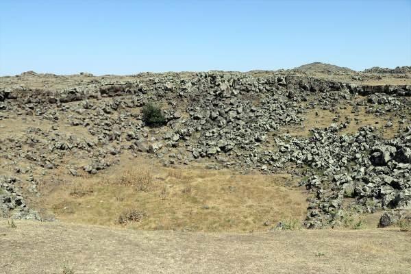 <p>Meteor çukurunun merak edilen ve az bilinen bir zenginlik olduğunu vurgulayan Turan, "Doğal bir oluşum, belki 1 milyon yıl önce oluştu ama hala etkileri, etraftaki kayaç yapıları izlerini taşıyor. Çarpma sonucu yaklaşık 30 metre derinliğinde, 3-4 kilometreye etki etmiş. Bilim tarihi açısından olsun, ilimizin turizm potansiyeli açısından olsun nadir meteor çukurlarından biri." değerlendirmesinde bulundu.</p>
