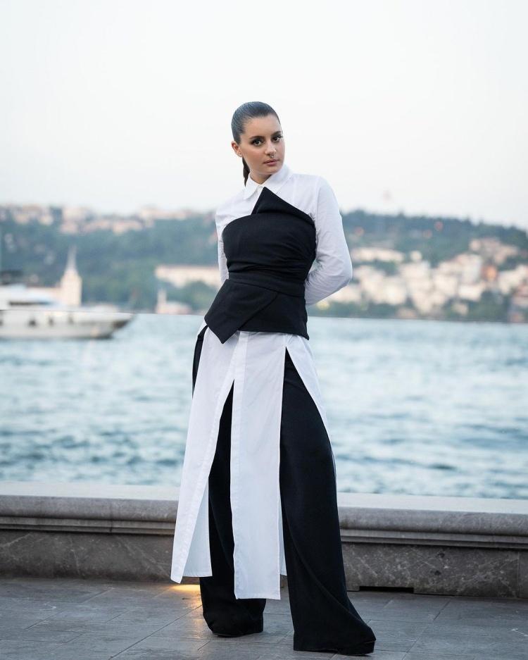 <p><em><strong>ATİYE</strong></em></p>
<p> </p>
<p><span style="color:#000000"><strong>Ödül gecesine GAİA N URANOS markasına ait siyah beyaz bir takım ile katılan ünlü şarkıcı, tarzıyla gecenin dikkat çeken isimleri arasındaydı. </strong></span></p>