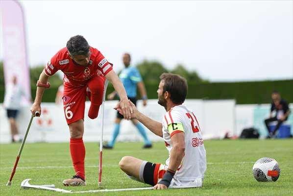 <p>İkinci yarıya hızlı başlayan ay-yıldızlılar, 28. dakikada Ömer Güleryüz’ün köşe atışından attığı şık golle skoru 2-0’a getirdi.</p>
