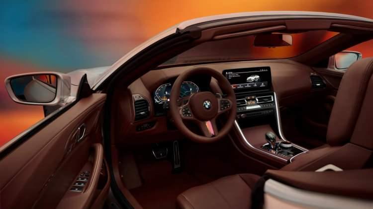 <p>BMW Grubu baştasarımcısı Adrian van Hooydonk’a böyle bir zirve BMW’nin uzun yıllardır üretilmediğini sorduğumuzda, sıradanlaşan şekilli otomobiller arasına çok gösterişli bir güzellik koymak istediklerini anlatıyor. </p>
