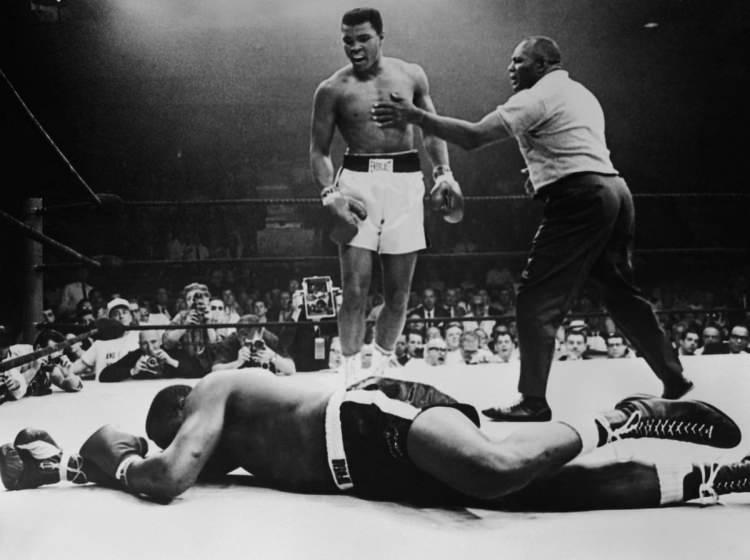 <p>İlk büyük zaferi Liston'a karşı Müsabakalarda alaycı ifadeler kullanarak psikolojik açıdan rakiplerinin üzerinde baskı kurmasıyla ünlenen Muhammed Ali, dönemin ağır sıklet boks şampiyonu Sonny Liston ile ünvan maçına 25 Şubat 1964'te Miami'de çıktı.</p>
