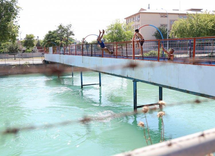 <p>Türkiye'nin en sıcak illerinden Adana'da hava sıcaklığı artmaya başladı. </p>

<p> </p>
