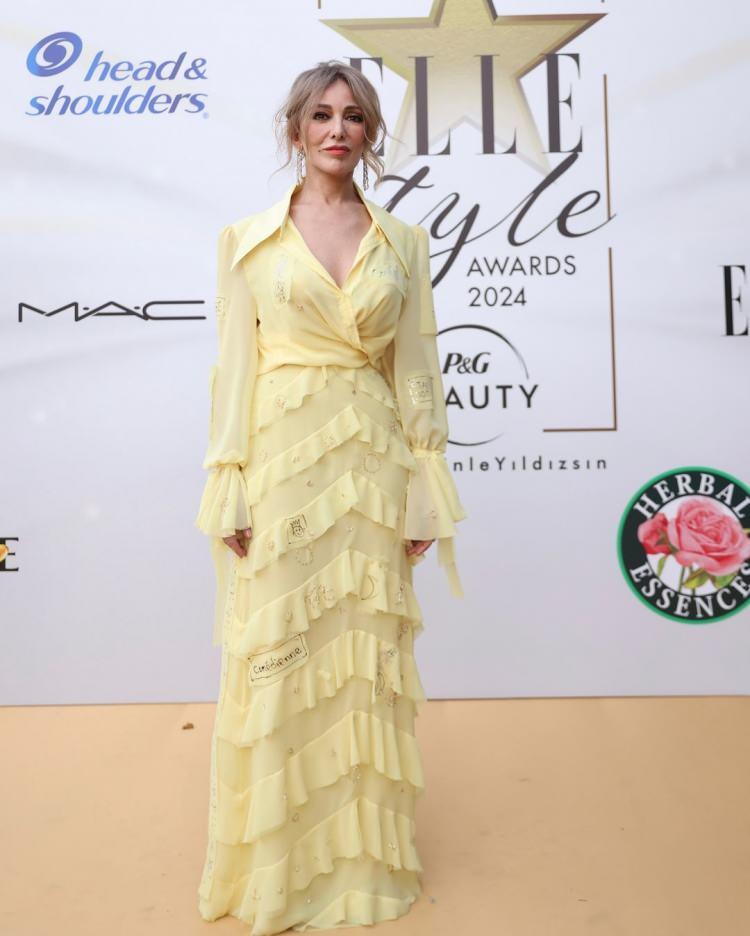 <p><em><strong>ZERRİN TEKİNDOR </strong></em></p>

<p> </p>

<p><span style="color:#FF8C00"><strong>Zerrin Tekindor'un Elle Style Awards ödül gecesi sırasında tercih ettiği elbise Gamze Saraçoğlu tasarımı. Fırfır ve gömlek yaka detaylarıyla ön plana çıkan sarı elbisesini zarif pırlanta aksesuarlar ile kombinlemeyi tercih eden Zerrin Tekindor, saç modeli ve aksesuarlarıyla da büyük beğeni aldı. </strong></span></p>
