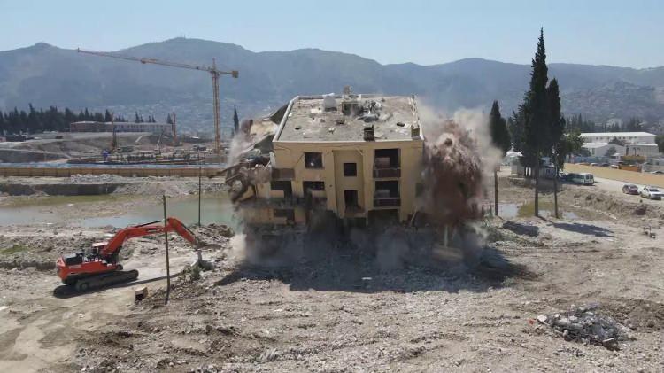 <p>Kahramanmaraş merkezli depremlerde büyük yıkım yaşanan Hatay’da mahkeme süreci tamamlanan binaların yıkımları devam ediyor. </p>
