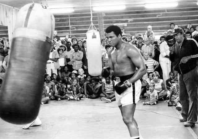 <p>Muhammed Ali, 1977'de Leon Spinks'e yenildi ancak bir yıl sonra rakibini yenerek dünya şampiyonluğunu 3 kez elde eden ilk boksör olarak tarihe geçti.</p>