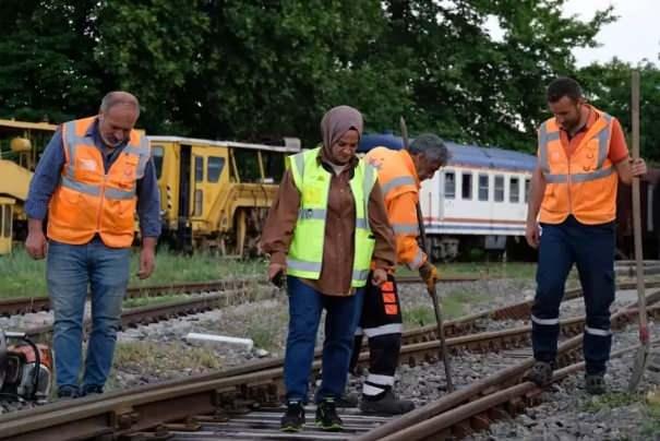 <p>Ekibiyle birlikte tren seferlerinin güvenliğinden sorumlu olan Demirci, 7/24 esasına göre çalışıyor. İşe başladığında çeşitli önyargılarla karşılaştığını söyleyen Demirci, şu ifadelere yer verdi:</p>
