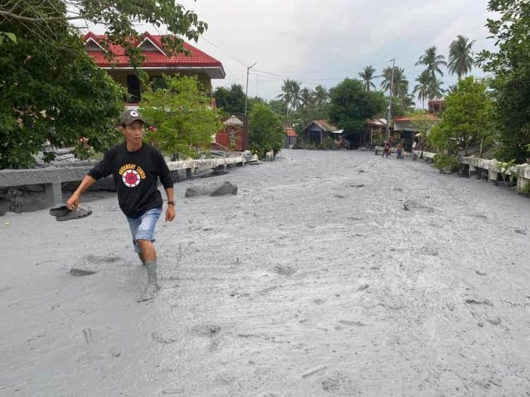 <p>Filipinler’deki Kanlaon Yanardağ’ının patlaması sonrasında Kanla-on ulusal parkının nehirlerinden çamur ve kül akmaya başladı.</p>
