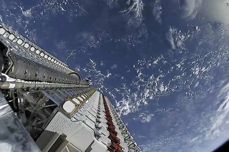 <p>Starlink uyduları kabile halkı için yüksek hızlı dijital bağlantıyı mümkün kıldı. Ancak internetle tanışan kabile halkının yeni bir sorunu var; geleneksel yaşama karşı ilgi kaybı.</p>