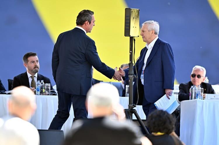 <p>Aziz Yıldırım'ın kürsüye gelmesi üzerine Ali Koç ayağa kalkarak kendisini karşıladı.</p>
