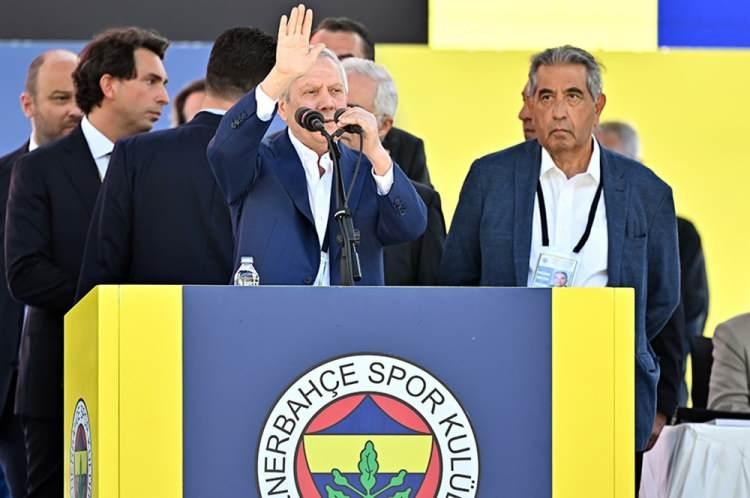 <p>Aziz Yıldırım, genel kurulun divan başkanlığı seçimine tepki gösterdi ve kongreyi terk etti.</p>