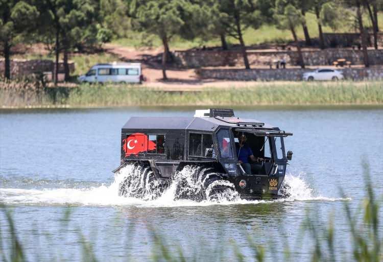 <p>UTV tipi aracın, su yüzeyinde ve büyük kaya ile tümsekler, devrilen ağaç gövdeleri gibi engellerin bulunduğu arazide test sürüşleri başarıyla tamamlandı. </p>
