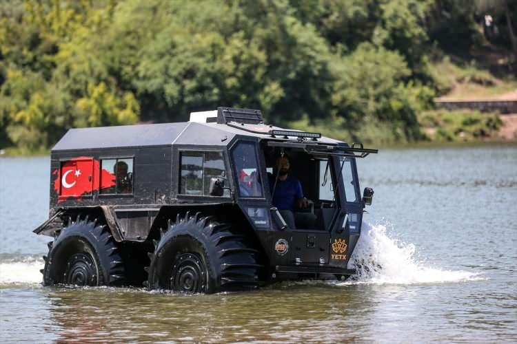 <p>ORSO Off-Road Solutions firmasının genel müdürü Erman Ersöz, AA muhabirine, aracın zorlu arazilerde, bataklık ve suda, madencilikte, enerji hatlarının bakımında, ambulans hizmetlerinde kullanılabileceğini söyledi.</p>