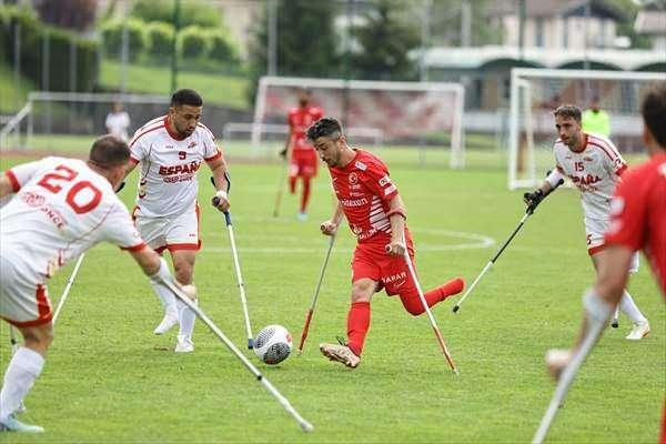 <p>Maçın 10 dakikası dengeli bir oyunla geçti. 15. dakikada ceza sahası içinde topla buluşan Rahmi Özcan, meşin yuvarlağı ağlara göndererek Türkiye’yi 1-0 öne geçirdi. </p>
