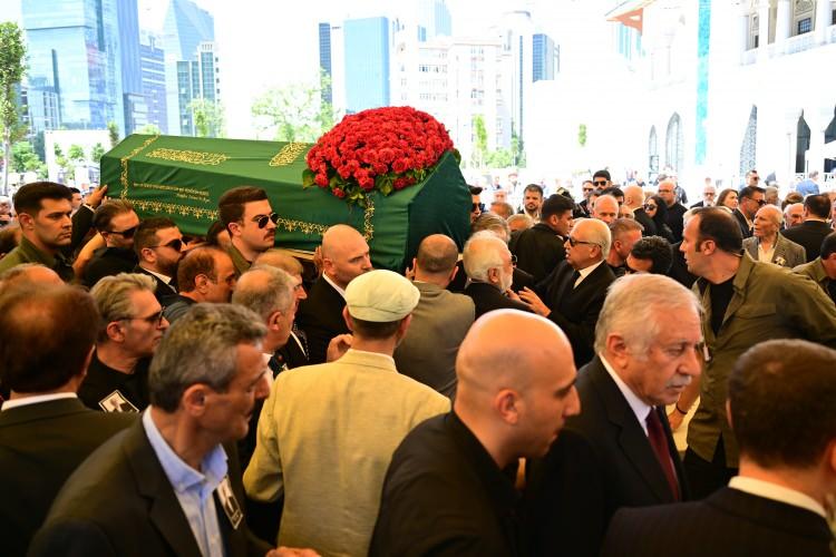 <p>Törende, Aile ve Sosyal Hizmetler Bakanı Mahinur Özdemir Göktaş, Demokrat Parti Genel Başkanı Gültekin Uysal, eski İçişleri Bakanı Mehmet Ağar, eski İçişleri Bakanı Süleyman Soylu, eski İYİ Parti Genel Başkanı Meral Akşener, AK Parti İstanbul İl Başkanı Osman Nuri Kabaktepe, eski Çevre Şehircilik ve İklim Değişikliği Bakanı Murat Kurum, eski Cumhurbaşkanı Yardımcısı Fuat Oktay ve iş insanı Faruk Süren de yer aldı.</p>
<p> </p>