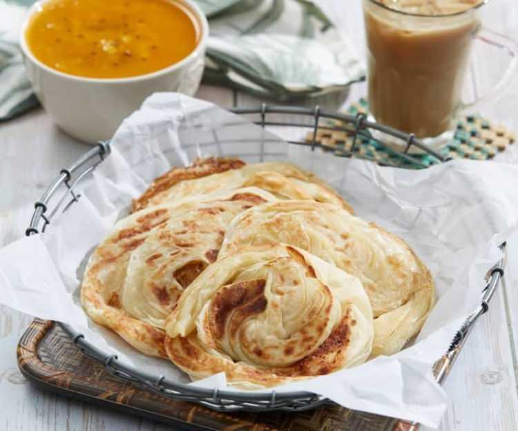 <p><span style="color:#B22222"><strong>2) ROTI CANAI</strong></span></p>

<p><strong>Güneydoğu Asya'daki birçok ülkede, özellikle Brunei, Endonezya, Malezya, Singapur ve Tayland'da bulunan bir Hint gözleme yemeğidir.</strong></p>
